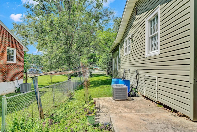 3653 Bunker Hill Dr, Roanoke, VA 24018 - fenced backyard with a patio