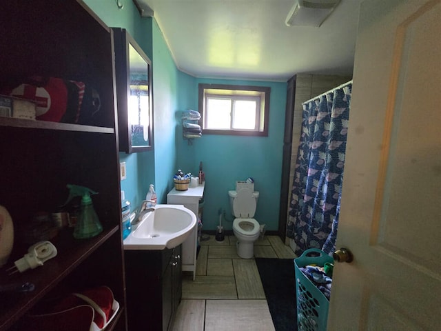 1213 Tazewell Ave SE, Roanoke, VA 24013 - bathroom featuring vanity and a shower with shower curtain