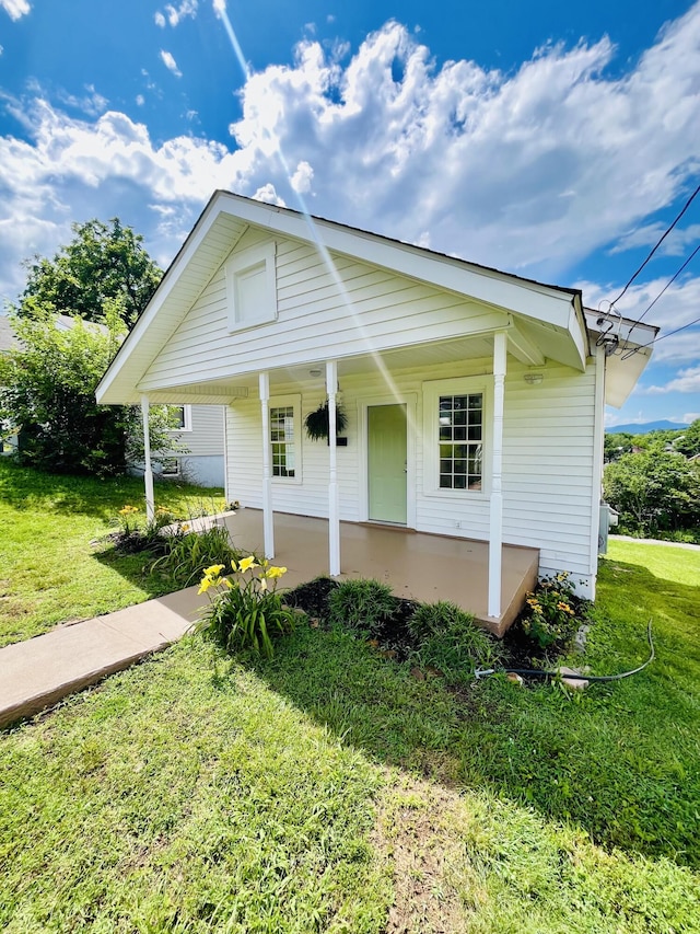 1138 Murray Ave SE, Roanoke, VA 24013 - bungalow featuring a front yard and covered porch