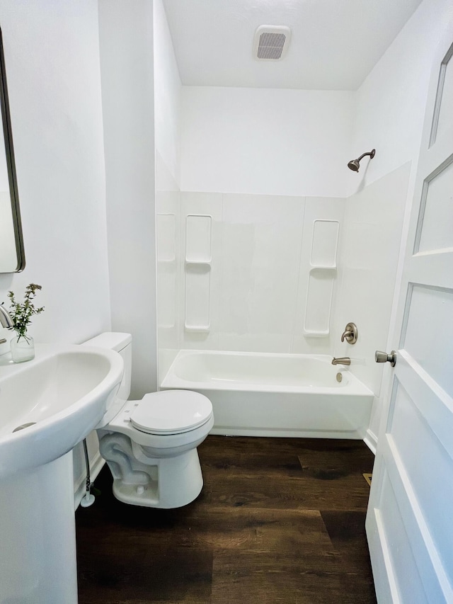 1138 Murray Ave SE, Roanoke, VA 24013 - full bathroom featuring wood finished floors and shower / washtub combination