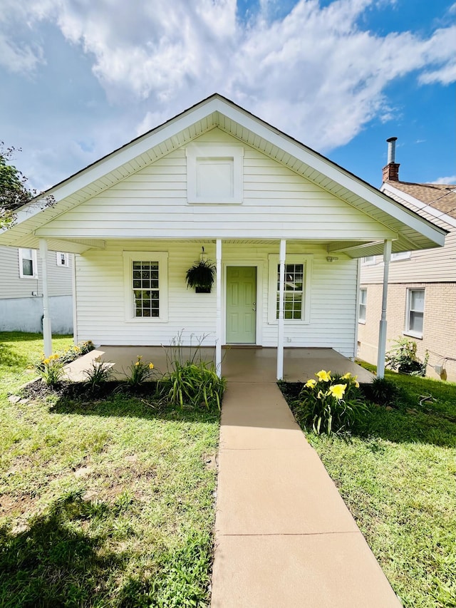 1138 Murray Ave SE, Roanoke, VA 24013 - view of front of property featuring a porch and a front yard