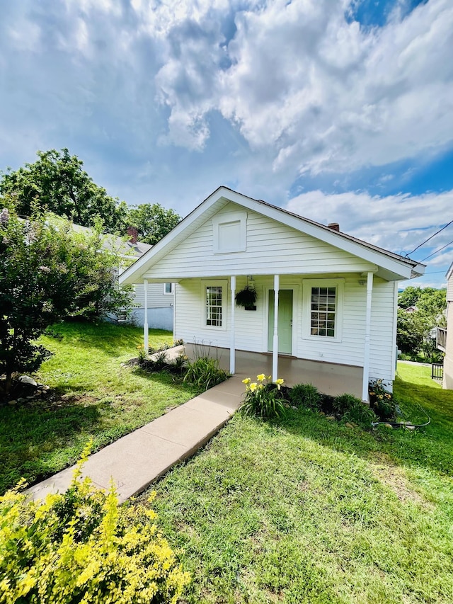 1138 Murray Ave SE, Roanoke, VA 24013 - bungalow with a porch and a front lawn