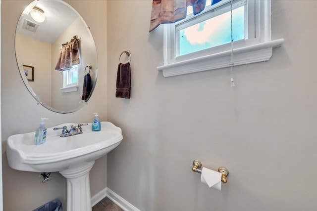 3341 Fort Lewis Cir, Salem, VA 24153 - bathroom with baseboards