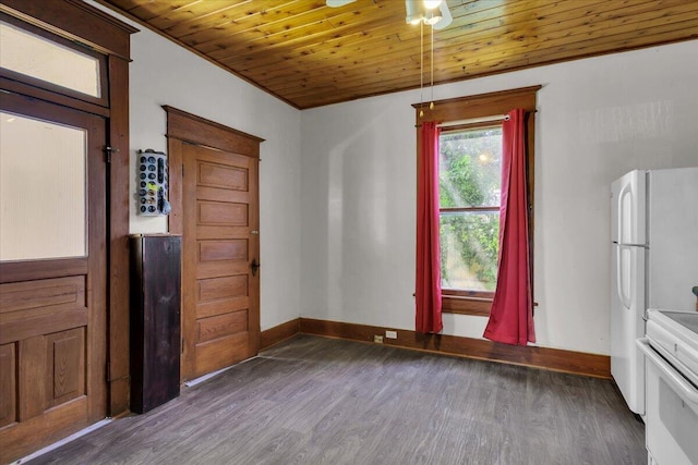 610 18th St SE, Roanoke, VA 24013 - entryway featuring wood finished floors and wood ceiling