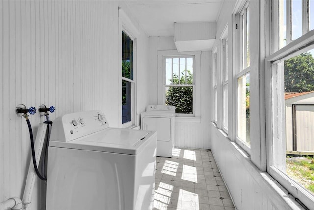 610 18th St SE, Roanoke, VA 24013 - laundry area featuring washing machine and clothes dryer, healthy amount of natural light, and light tile patterned floors