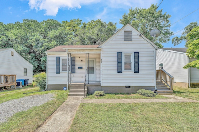 112 Harrison Ave NW, Roanoke, VA 24016 - bungalow-style house featuring a front lawn, covered porch, and crawl space