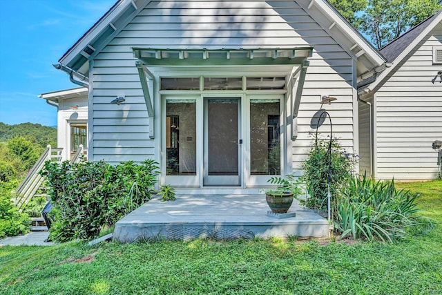 6820 Dawnwood Rd, Roanoke, VA 24018 - entrance to property featuring a yard