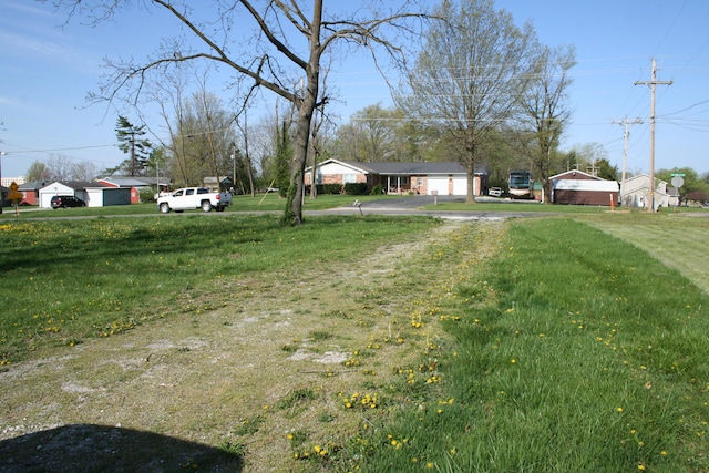1312 N Lake Of The Wood Rd, Columbia, MO 65202 - view of yard