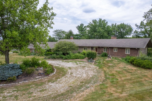 view of front of house featuring a front lawn