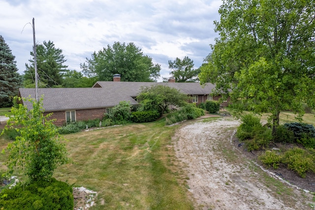 view of front of property featuring a front yard