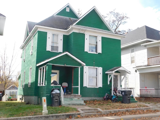 712 W Rollins St, Moberly, MO 65270 - view of front facade featuring a balcony