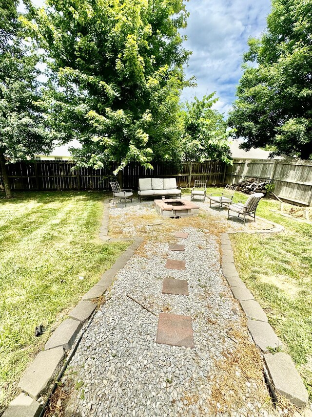 view of yard featuring outdoor lounge area and a patio