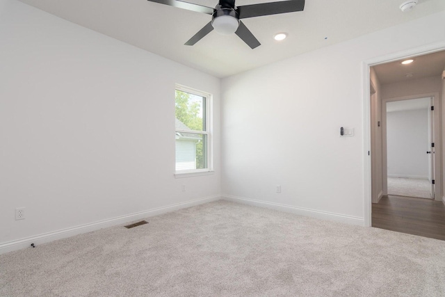 carpeted empty room featuring ceiling fan