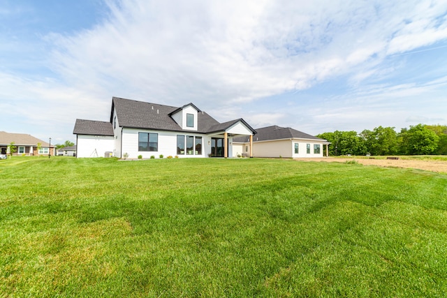 view of front facade featuring a front lawn