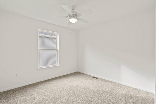 carpeted empty room featuring ceiling fan