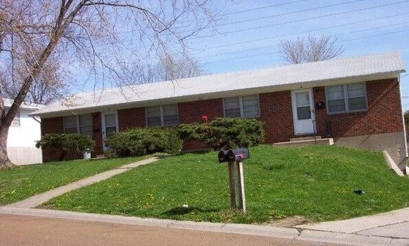 single story home featuring a front lawn