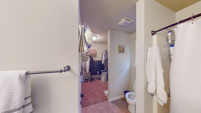 bathroom featuring a shower with shower curtain and toilet