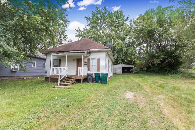 view of front facade with a front yard