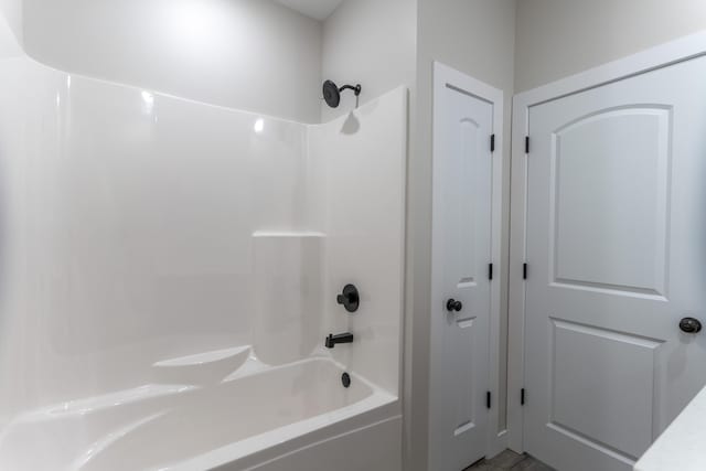 bathroom with washtub / shower combination