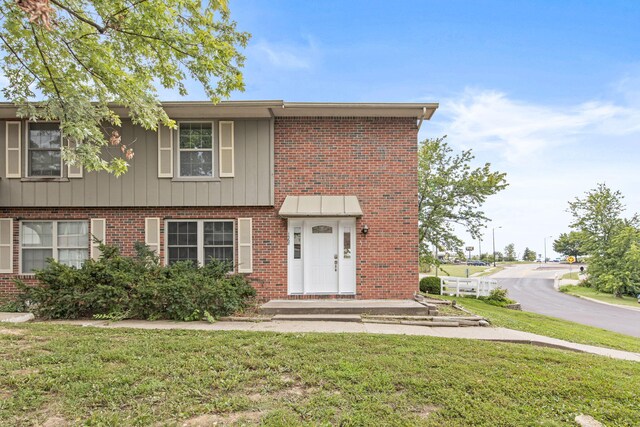 view of front of property featuring a front lawn