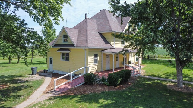 view of front of house featuring a front lawn