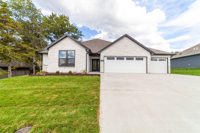 view of front of property featuring a front yard and a garage