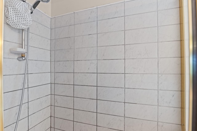 bathroom featuring a tile shower