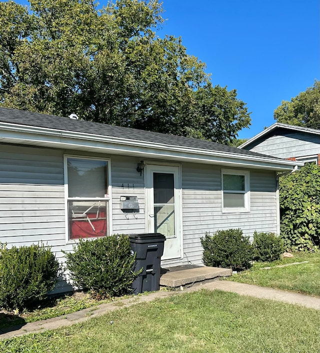 view of front of property with a front yard