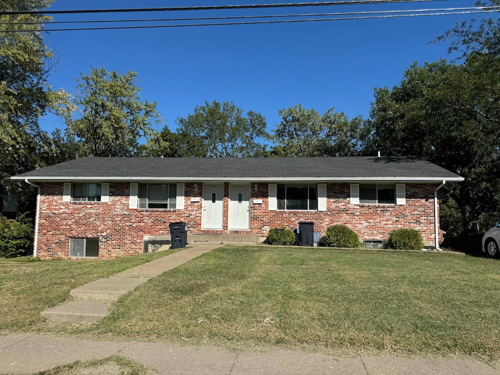 view of front of property with a front lawn