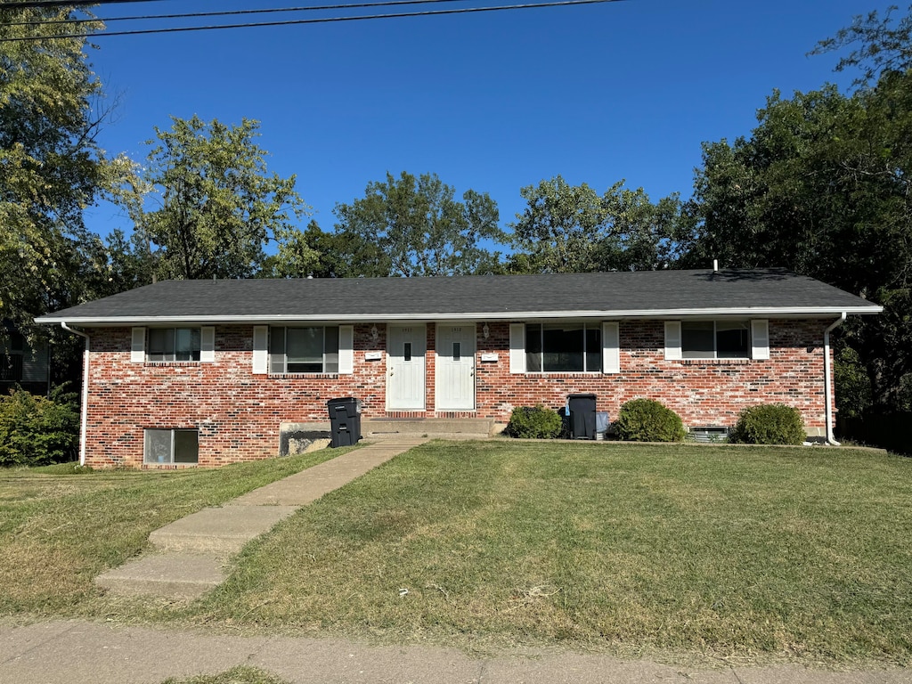 view of front facade with a front lawn