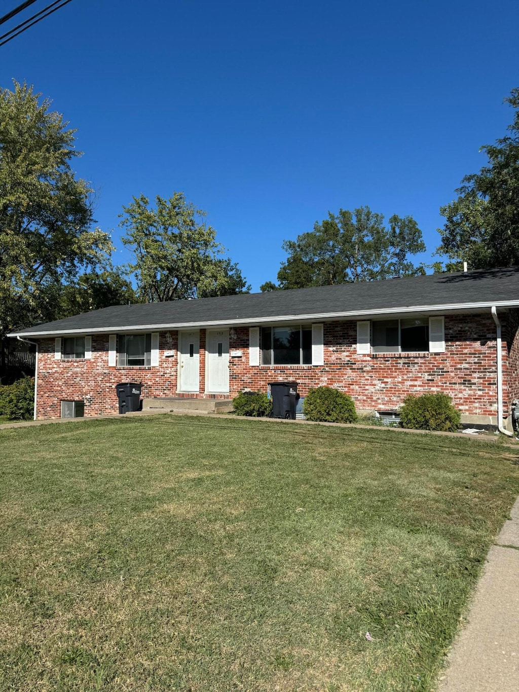 single story home with a front yard