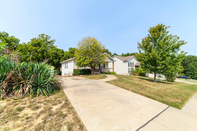 view of front of house featuring a front yard