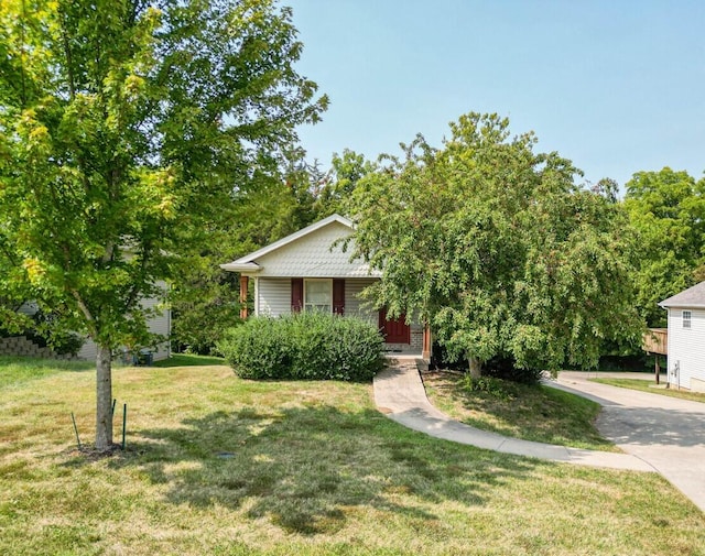 view of front of home featuring a front lawn