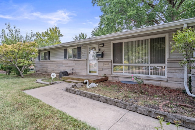 ranch-style home featuring a front lawn