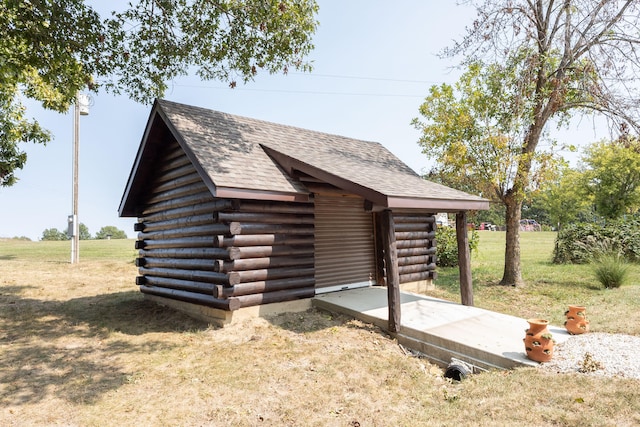 view of outdoor structure featuring a yard