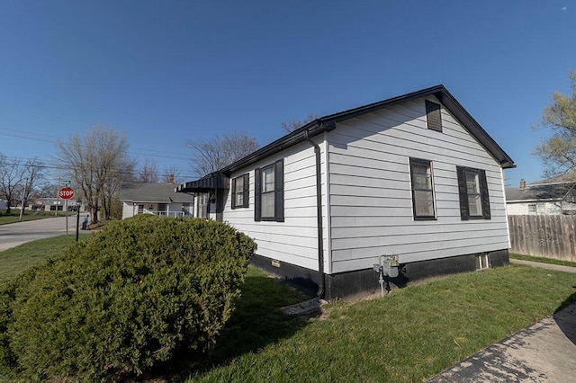 view of side of property featuring a lawn