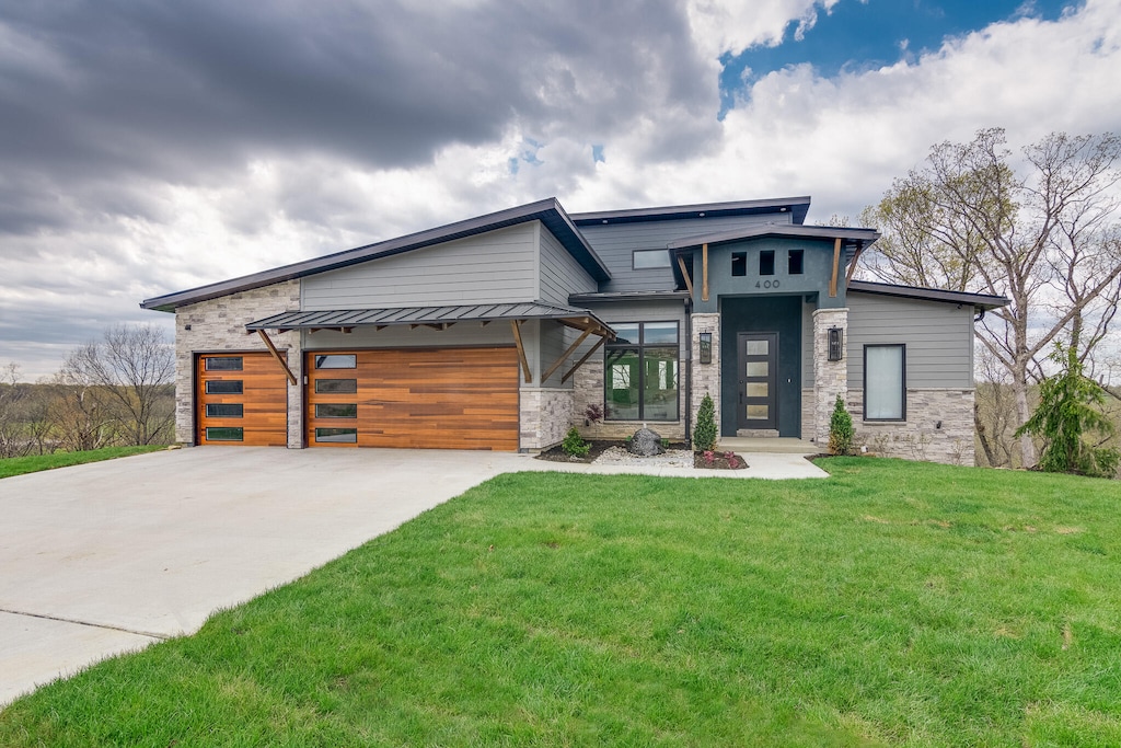 view of front of house with a front lawn and a garage