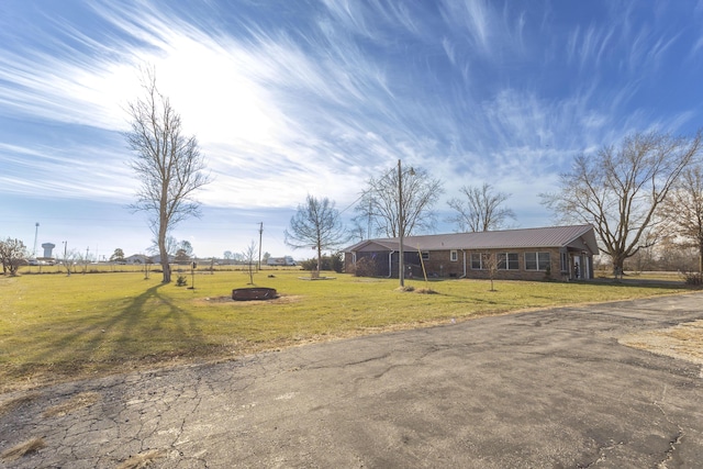 view of front facade with a front lawn