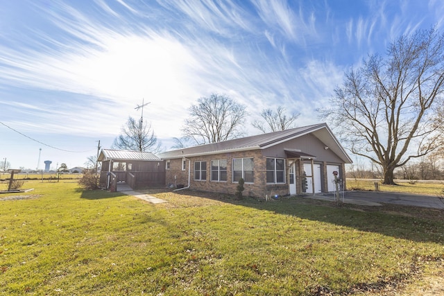 view of front of home featuring a front yard and a garage