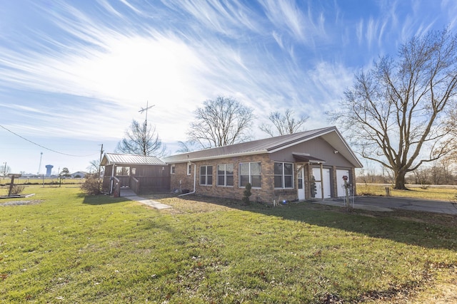 view of front of home featuring a front yard and a garage