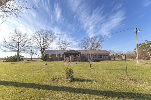 ranch-style house featuring a front yard