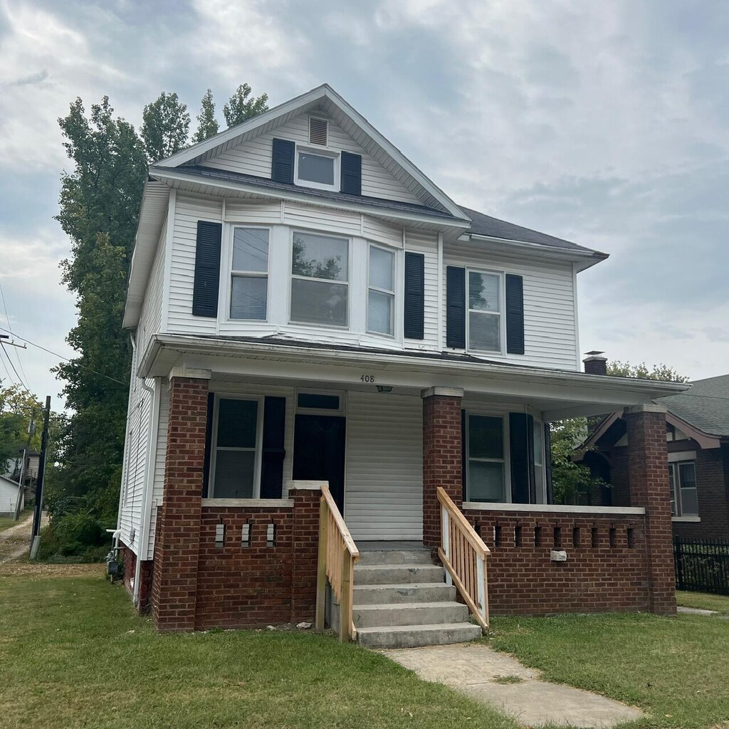 view of front of property featuring a front lawn and a porch