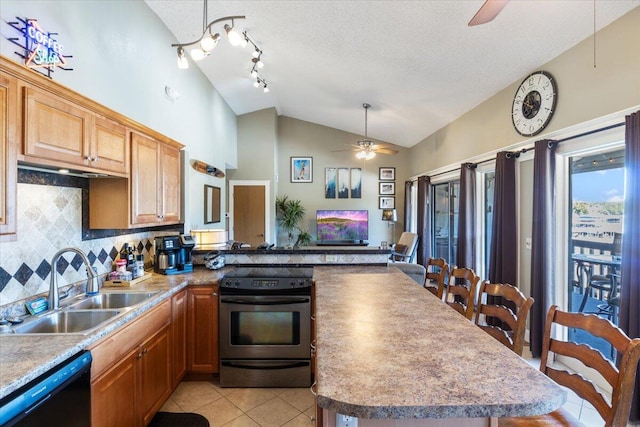 kitchen featuring sink, vaulted ceiling, kitchen peninsula, black appliances, and ceiling fan