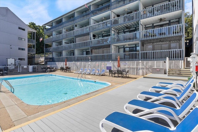 view of swimming pool