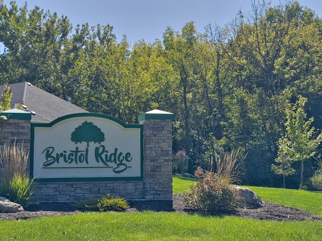 community / neighborhood sign featuring a lawn