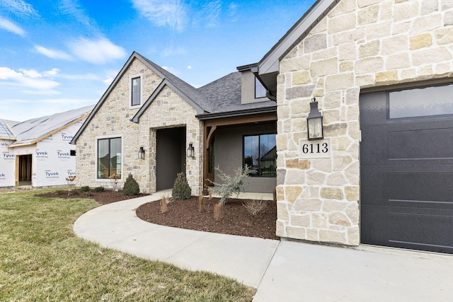 view of front of house featuring a front yard and a garage