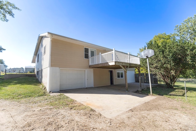 view of front of house featuring a front lawn and a garage