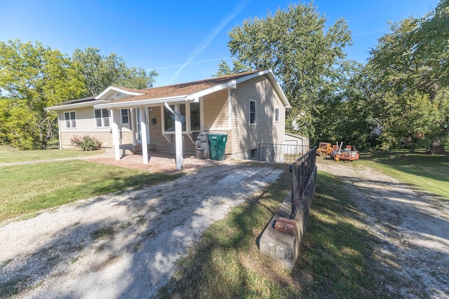 view of front of property featuring a front yard