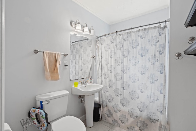 bathroom with tile patterned flooring, ornamental molding, toilet, and a shower with shower curtain