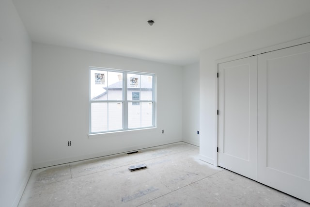 unfurnished bedroom featuring a closet